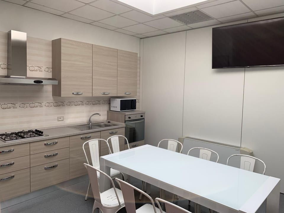 TV and multimedia, Kitchen or kitchenette, Dining area, oven, stove