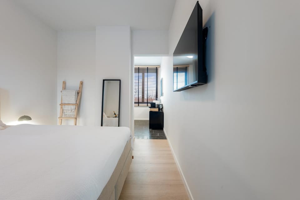 Bed, TV and multimedia, View (from property/room), Bedroom