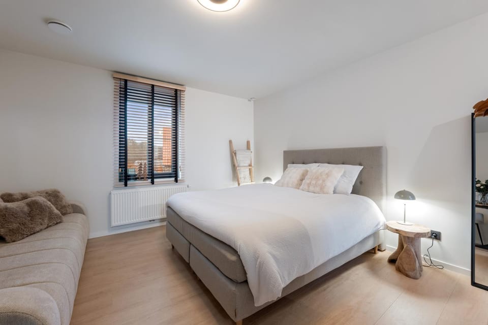 Bed, Seating area, Bedroom