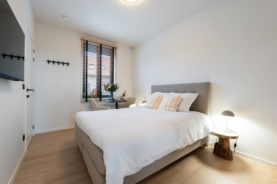 Bed, TV and multimedia, Bedroom