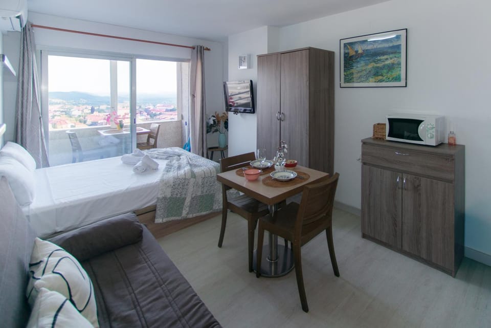 Bed, Living room