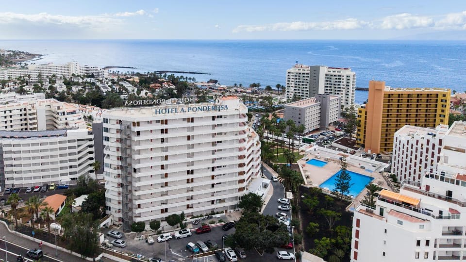 Property building, Day, Neighbourhood, Sea view, Location