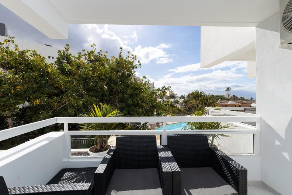 Pool view, Sea view