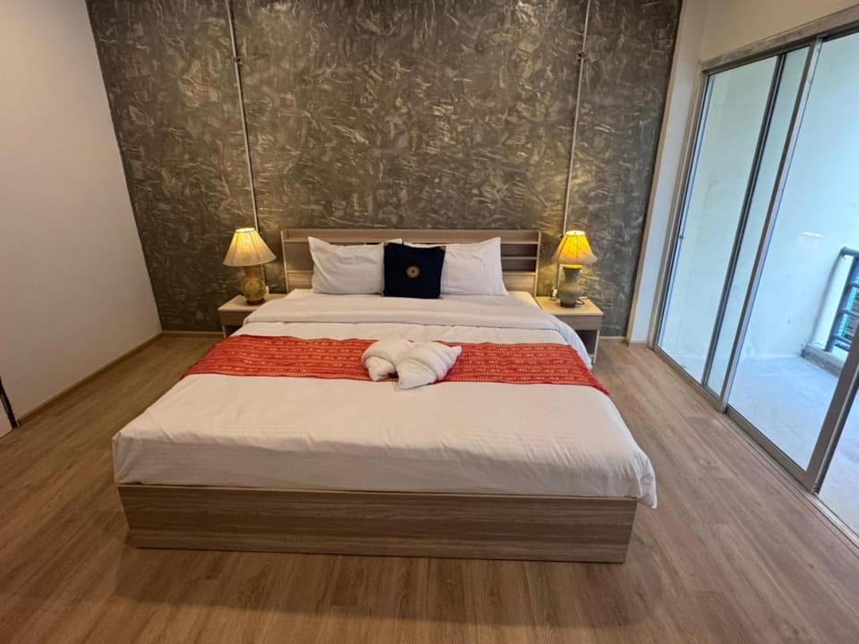 Bed, Photo of the whole room, Bedroom, towels