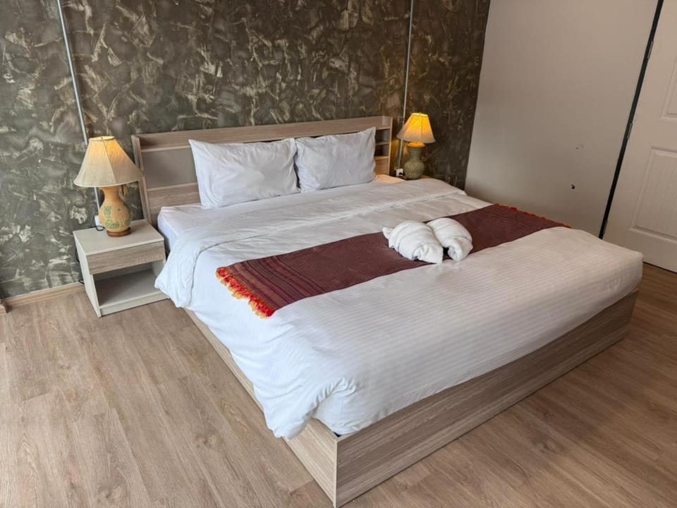 Bed, Photo of the whole room, Bedroom, towels
