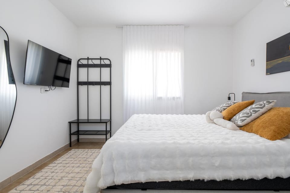 Bed, TV and multimedia, Bedroom