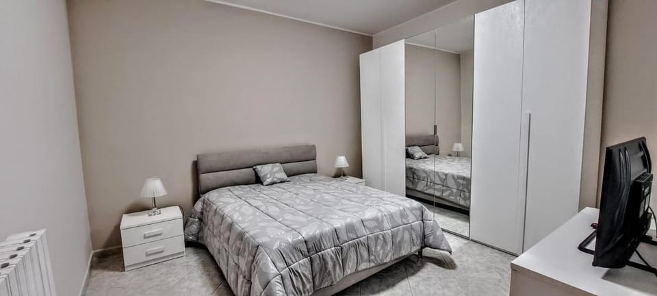 Photo of the whole room, Bedroom, wardrobe
