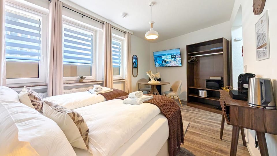 Bed, TV and multimedia, Coffee/tea facilities, View (from property/room), Photo of the whole room, Seating area, Dining area, Bedroom, storage, towels, wardrobe
