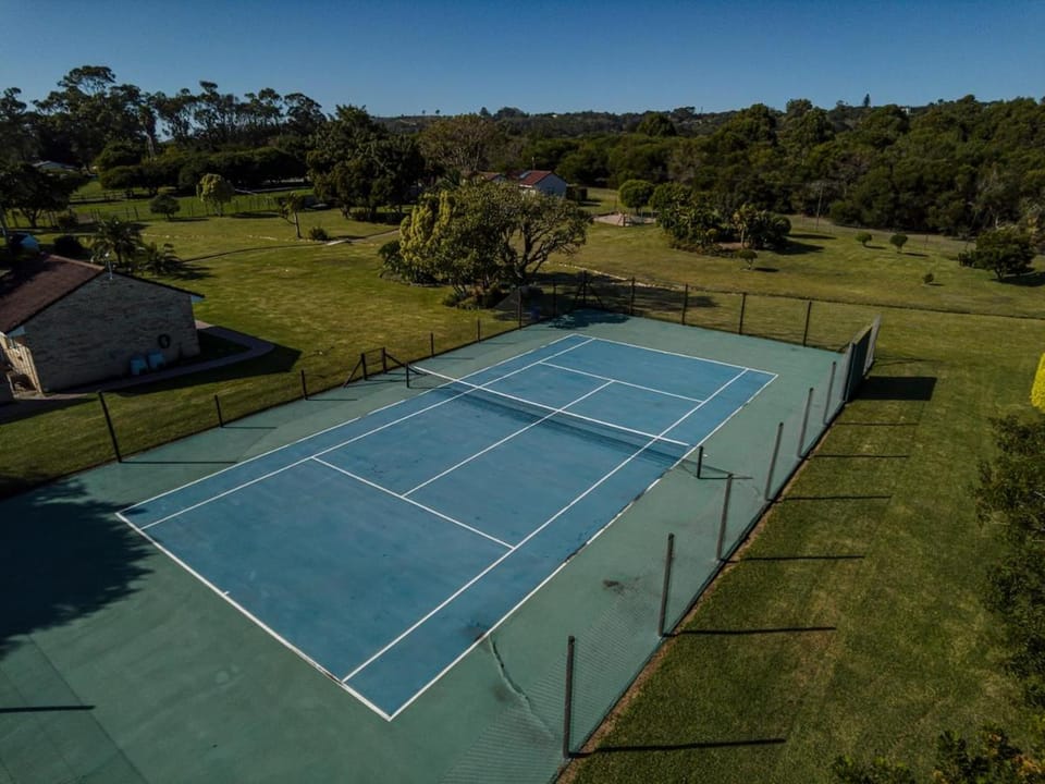 Day, Tennis court