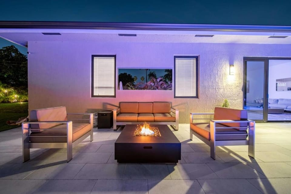Luxury Villa Amara Heated Pool Gym Sauna BBQ Villa in Golden Glades