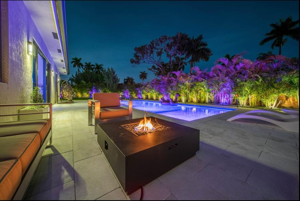 Luxury Villa Amara Heated Pool Gym Sauna BBQ Villa in Golden Glades