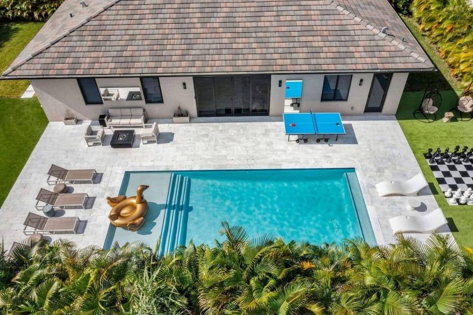 Luxury Villa Amara Heated Pool Gym Sauna BBQ Villa in Golden Glades