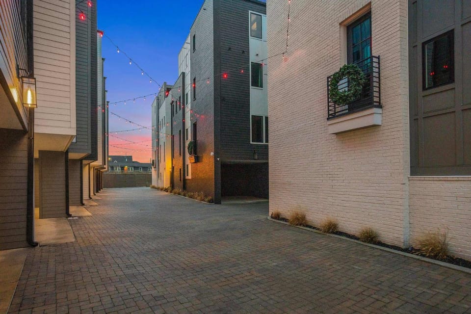 Elegant Nash Karaoke Haven with Rooftop Fire Table House in Nashville