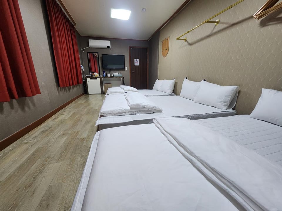 Bed, Bedroom, air conditioner