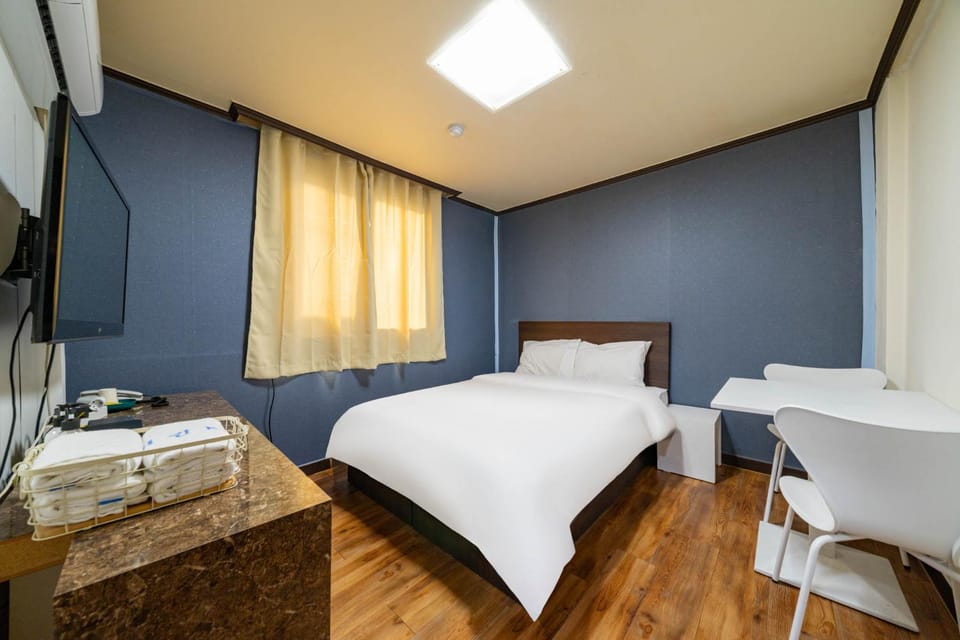 Bed, TV and multimedia, Bedroom