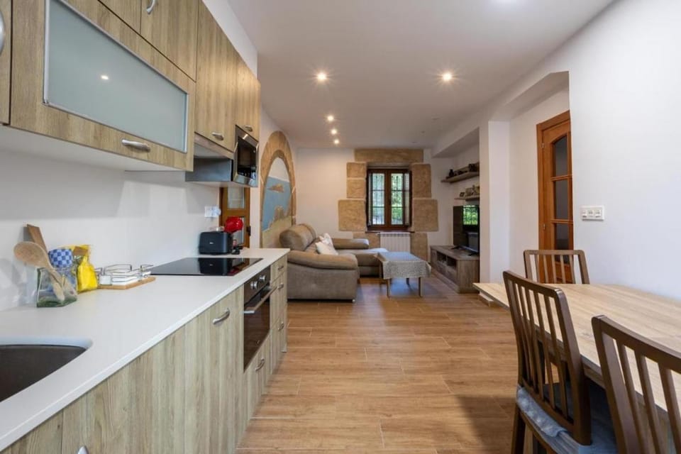 TV and multimedia, Kitchen or kitchenette, Living room, Seating area, Dining area, dishwasher, oven, stove
