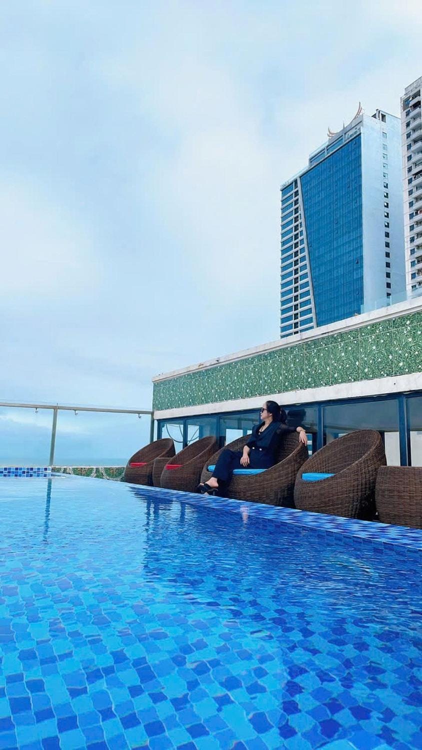 Day, Natural landscape, Pool view, Swimming pool, sunbed