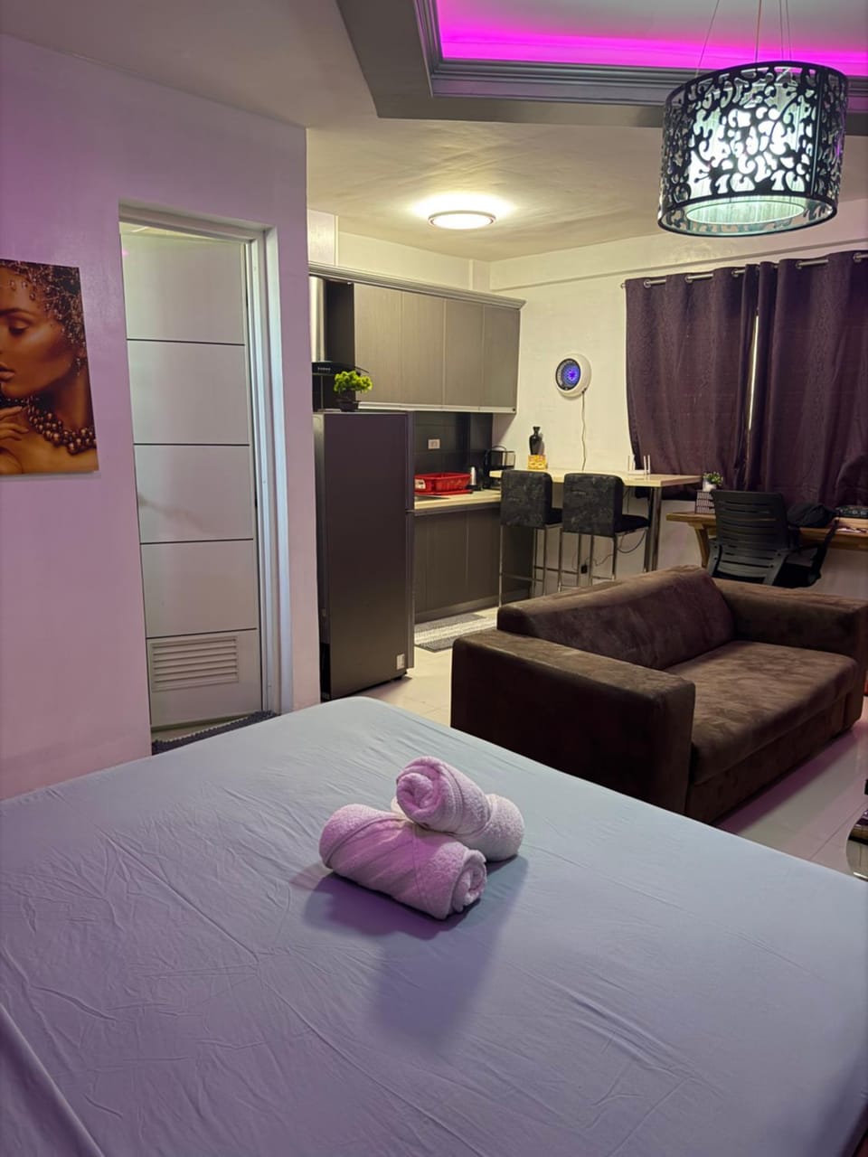 Kandi Grosvenor Modern Studio Unit E-14 Apartment in Angeles