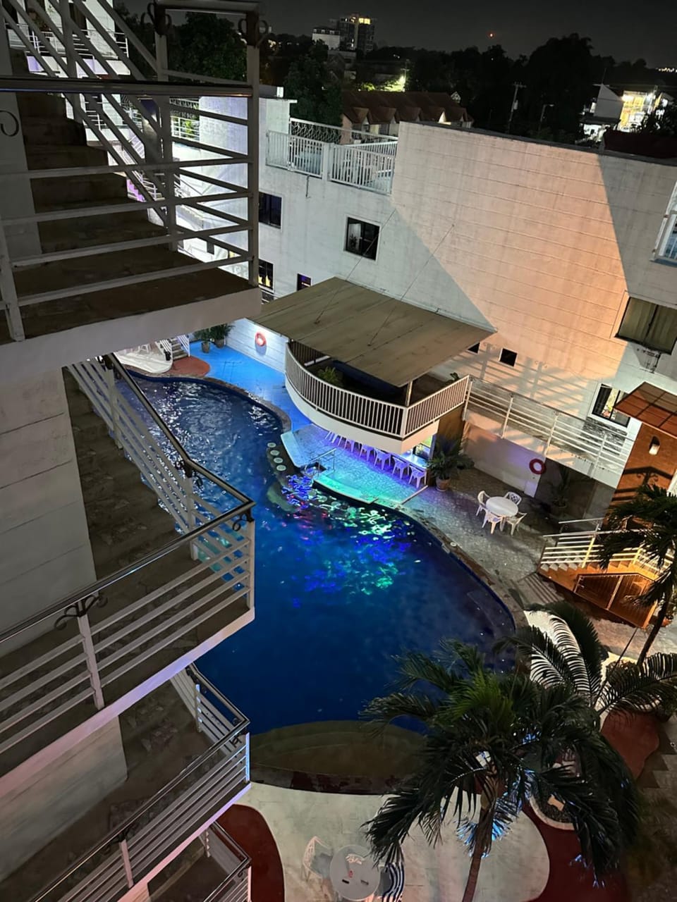 Kandi Grosvenor Modern Studio Unit E-14 Apartment in Angeles