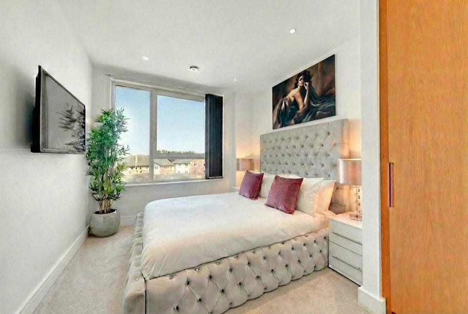 Bed, TV and multimedia, Living room, Photo of the whole room, Seating area, Bedroom