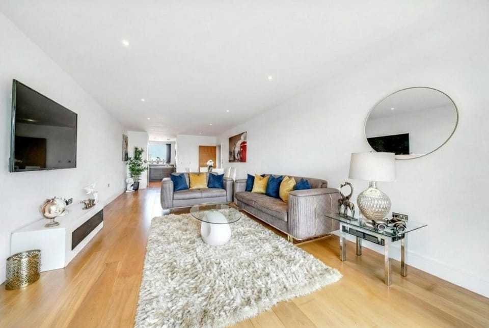 Communal lounge/ TV room, TV and multimedia, Living room, Seating area, Evening entertainment