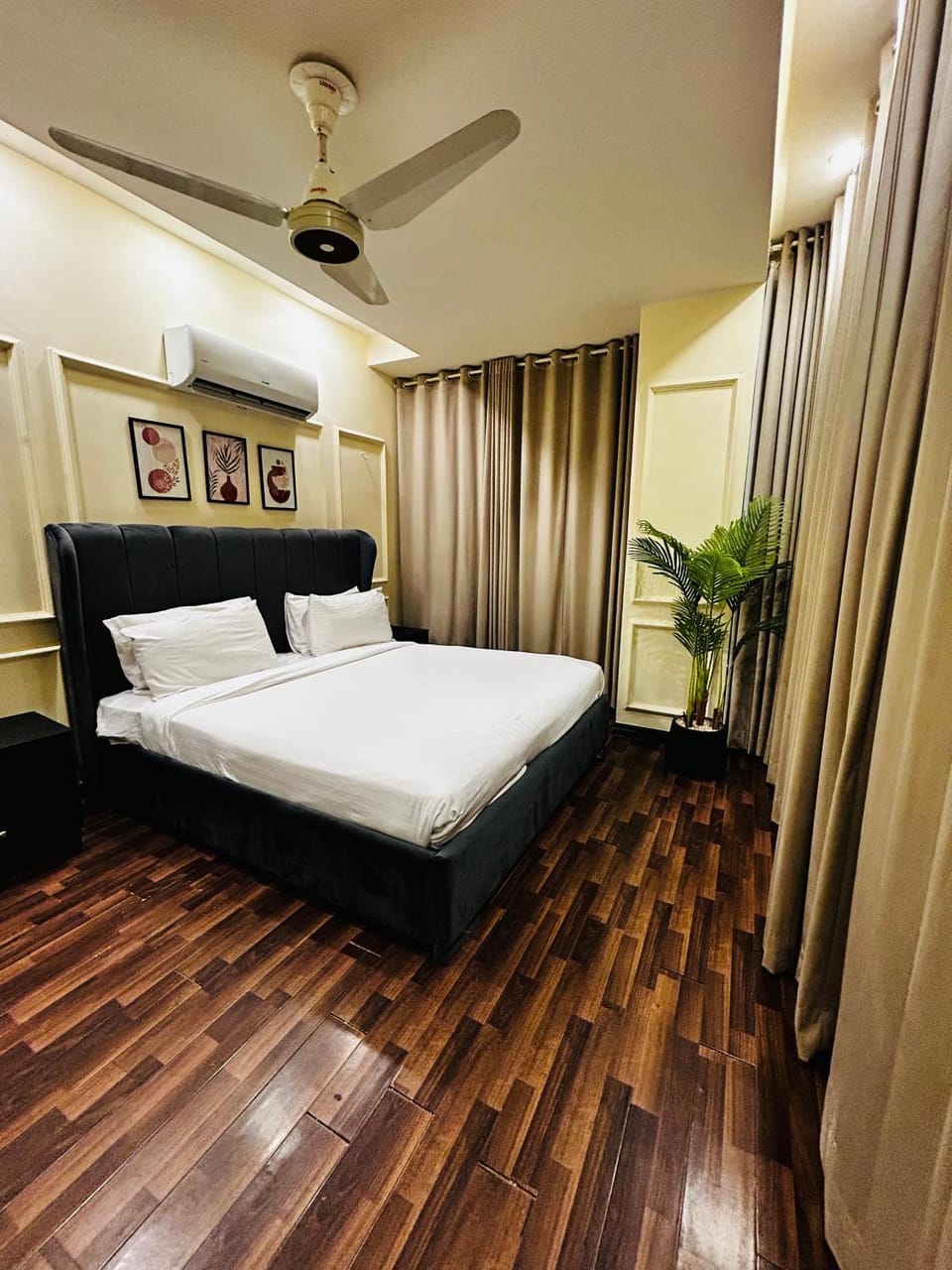 Bed, Photo of the whole room, Bedroom, air conditioner