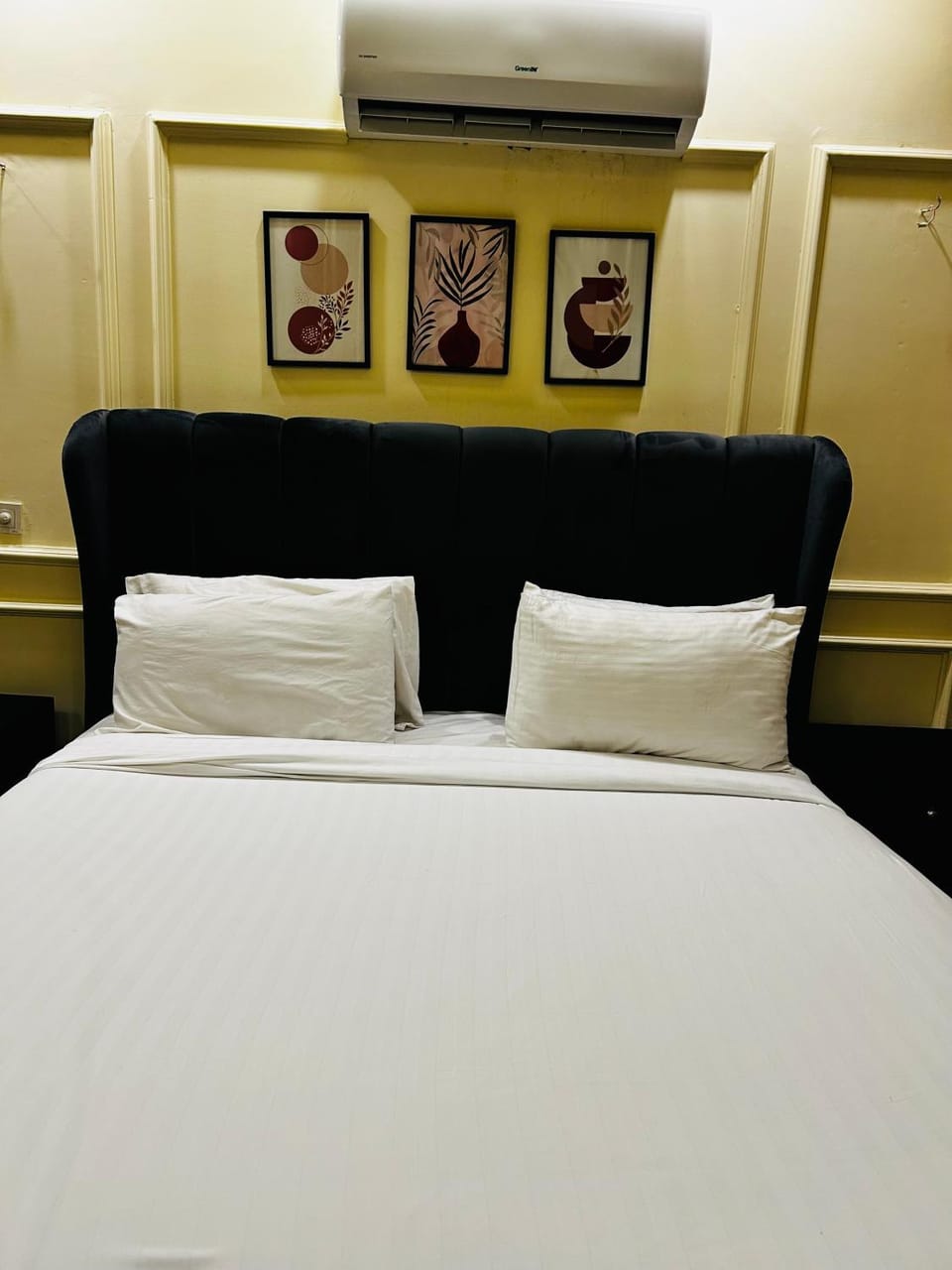 Bed, Photo of the whole room, Bedroom, air conditioner