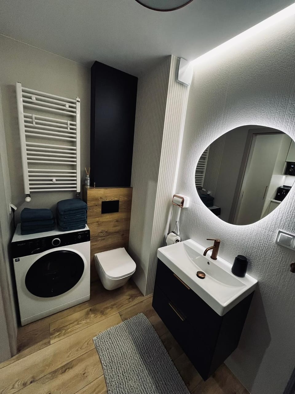 Toilet, Bathroom, towels