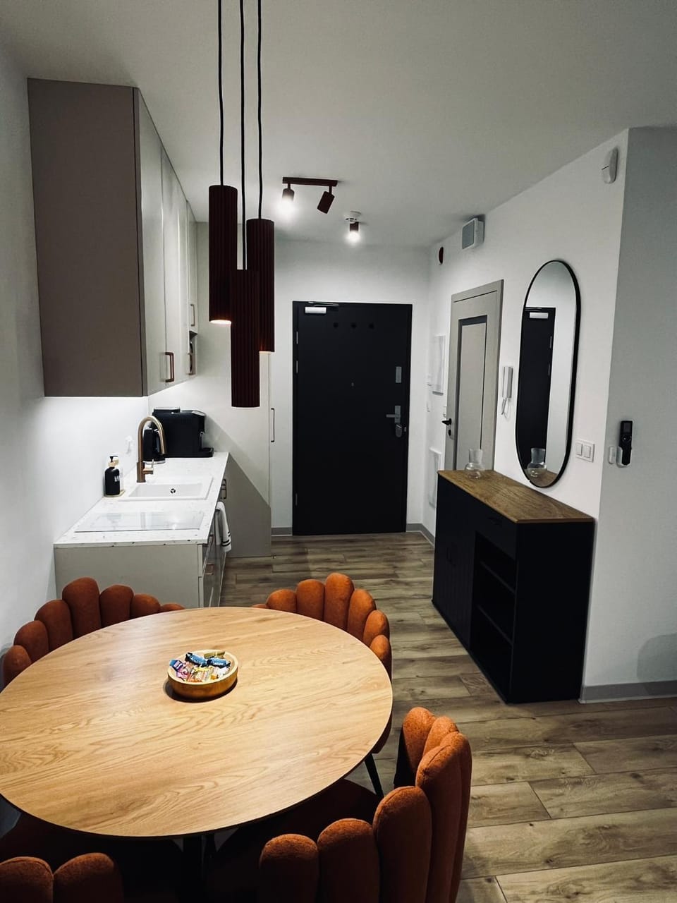 Kitchen or kitchenette, Dining area