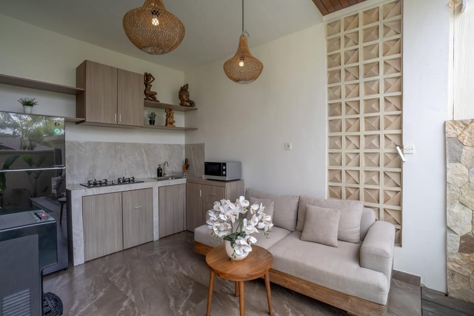 Kitchen or kitchenette, Living room, Seating area, minibar, oven, stove