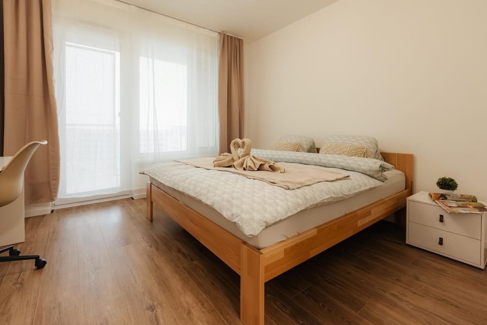 Bed, Photo of the whole room, Bedroom, towels