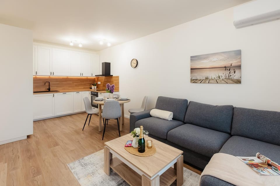 Kitchen or kitchenette, Living room, Seating area, Dining area