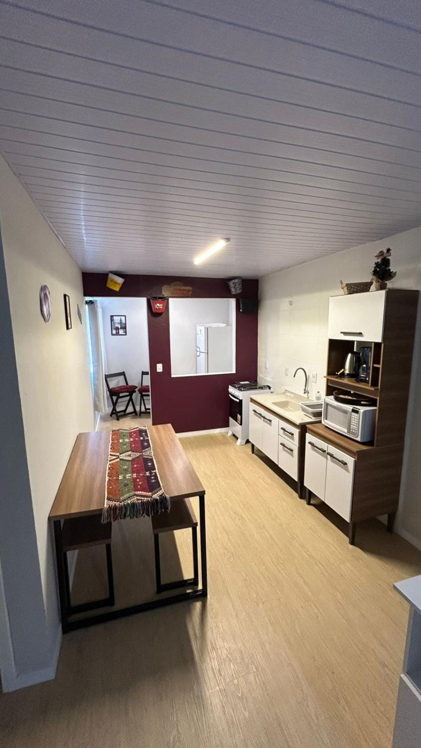 Kitchen or kitchenette, Dining area, stove