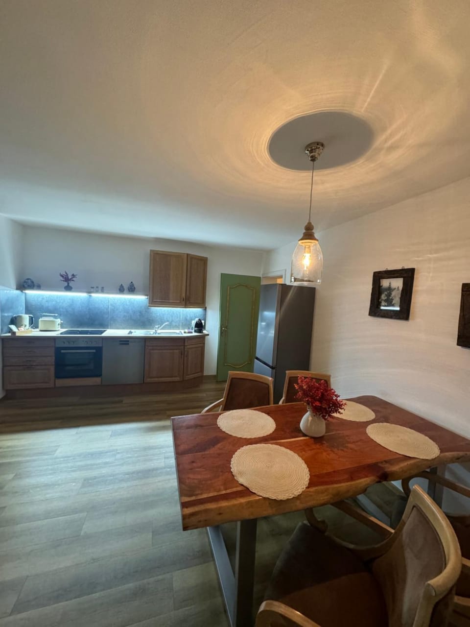 Kitchen or kitchenette, Dining area
