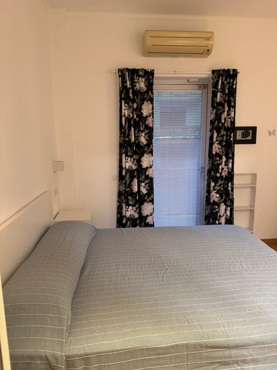 Bed, Photo of the whole room, Bedroom, air conditioner