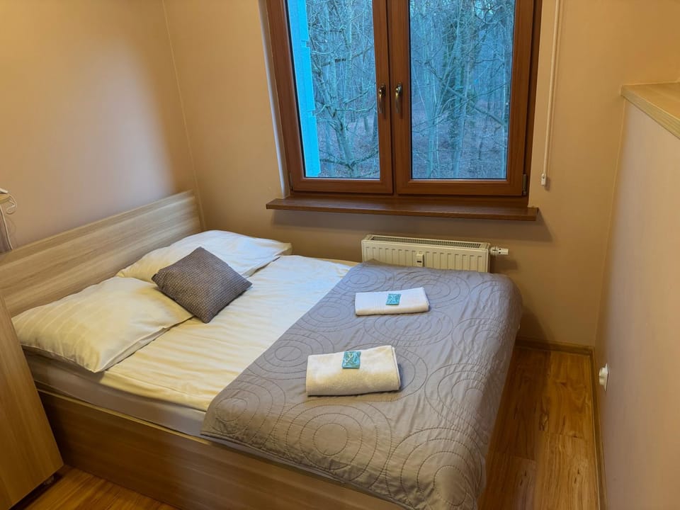 Bed, Bedroom, towels