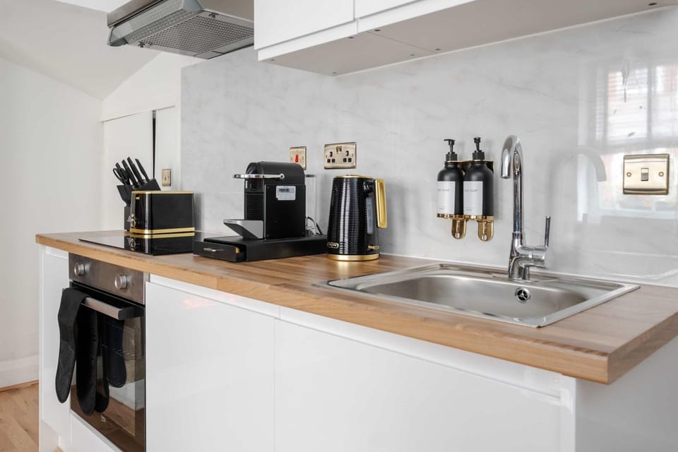 Coffee/tea facilities, Kitchen or kitchenette, stove, toaster