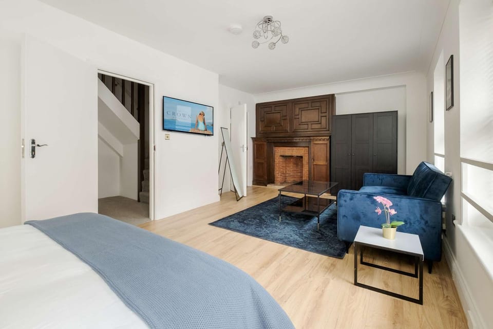 Bed, TV and multimedia, Seating area, Bedroom, wardrobe