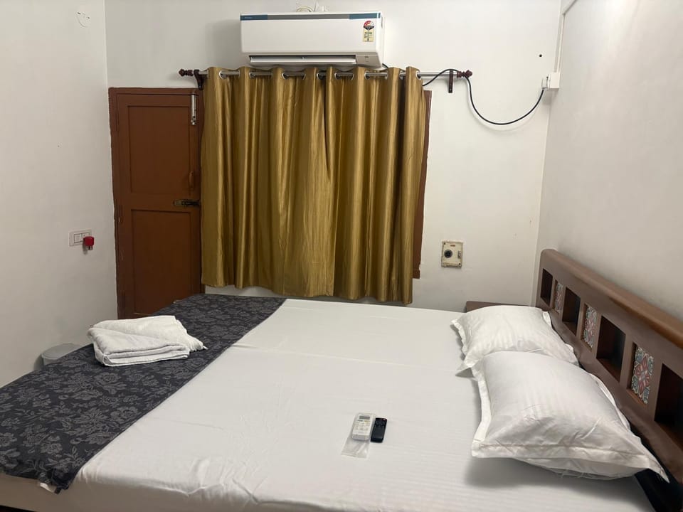 Bed, Bedroom, towels, air conditioner
