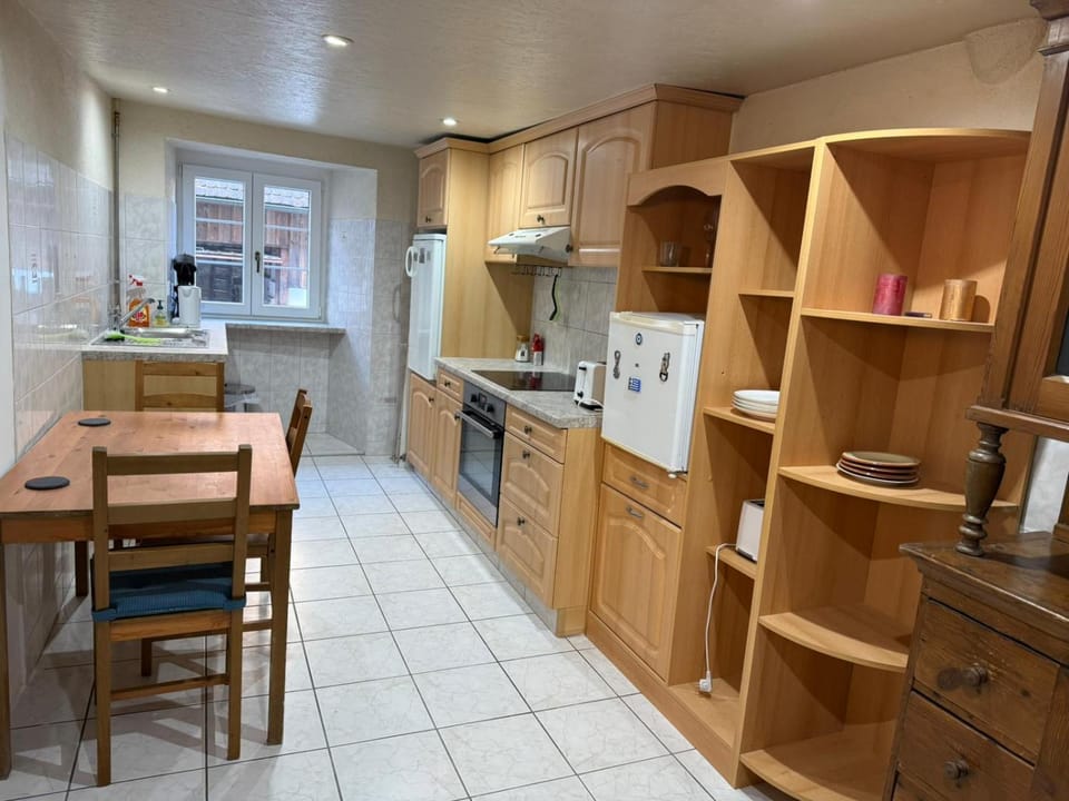 Kitchen or kitchenette, Dining area