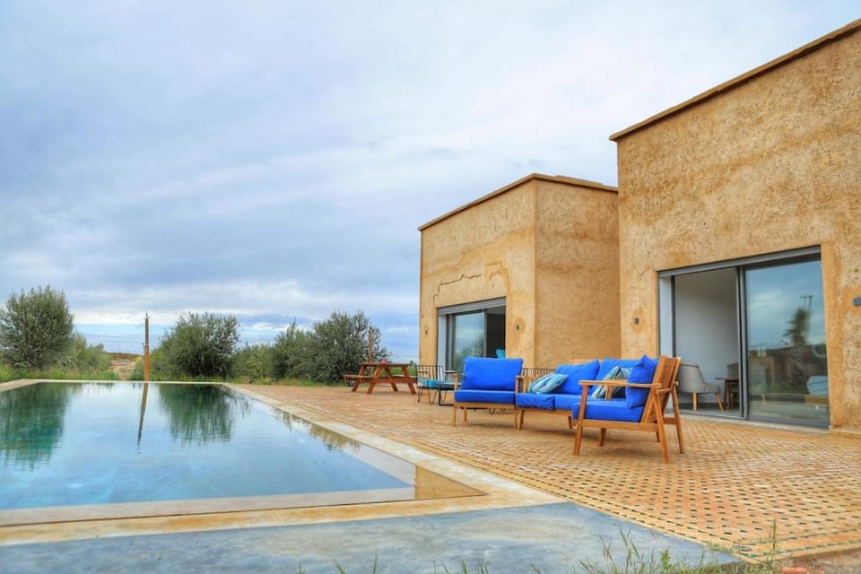 Property building, Day, Pool view, Swimming pool
