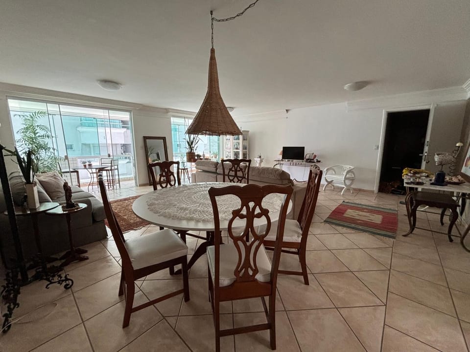Apartamento grande e confortável a poucos passos da praia central Apartment in Camboriú