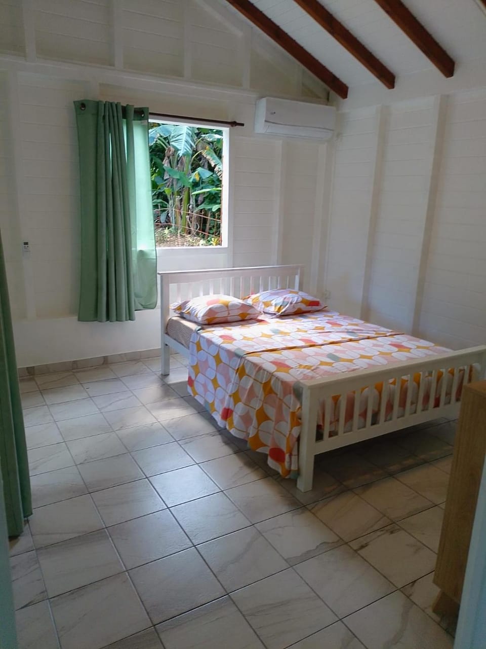 Bed, Photo of the whole room, towels