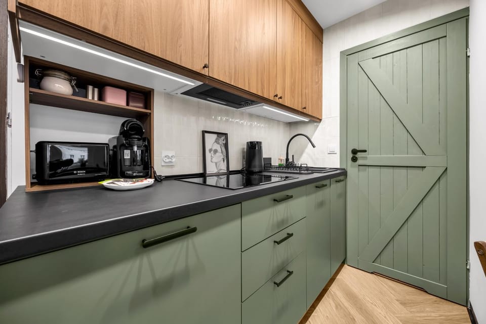 Kitchen or kitchenette, dishwasher, stove