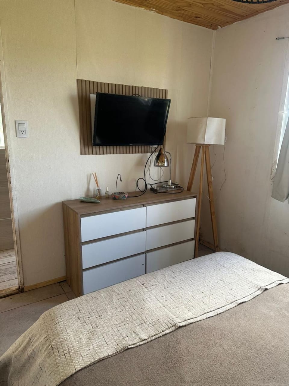 Bed, TV and multimedia, Bedroom