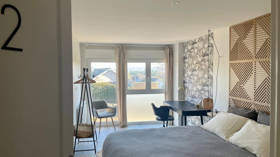 Bed, Photo of the whole room, Seating area, Bedroom