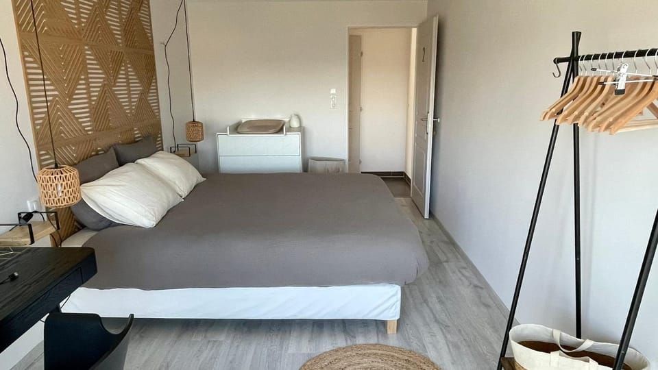 Bed, Photo of the whole room, Bedroom, wardrobe