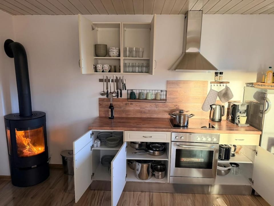 Coffee/tea facilities, Kitchen or kitchenette, stove, toaster