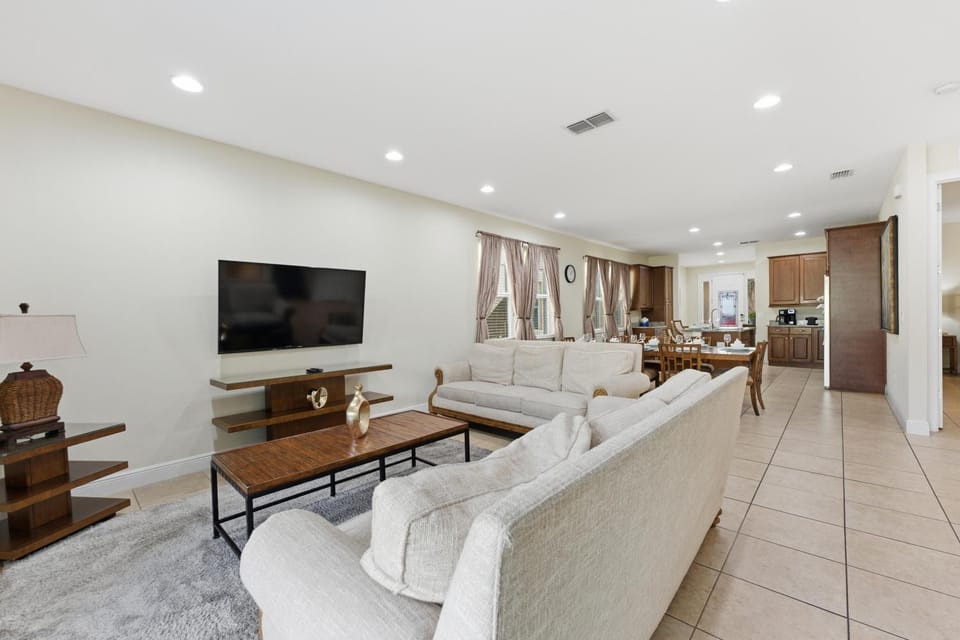 Spacious Luxury Home, 8BR, Pool & SPA House in Four Corners
