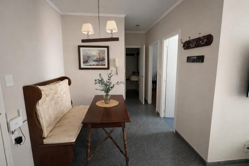 Apto en Peninsula con balcon, 2 cuadras de la playa Apartment in Punta del Este